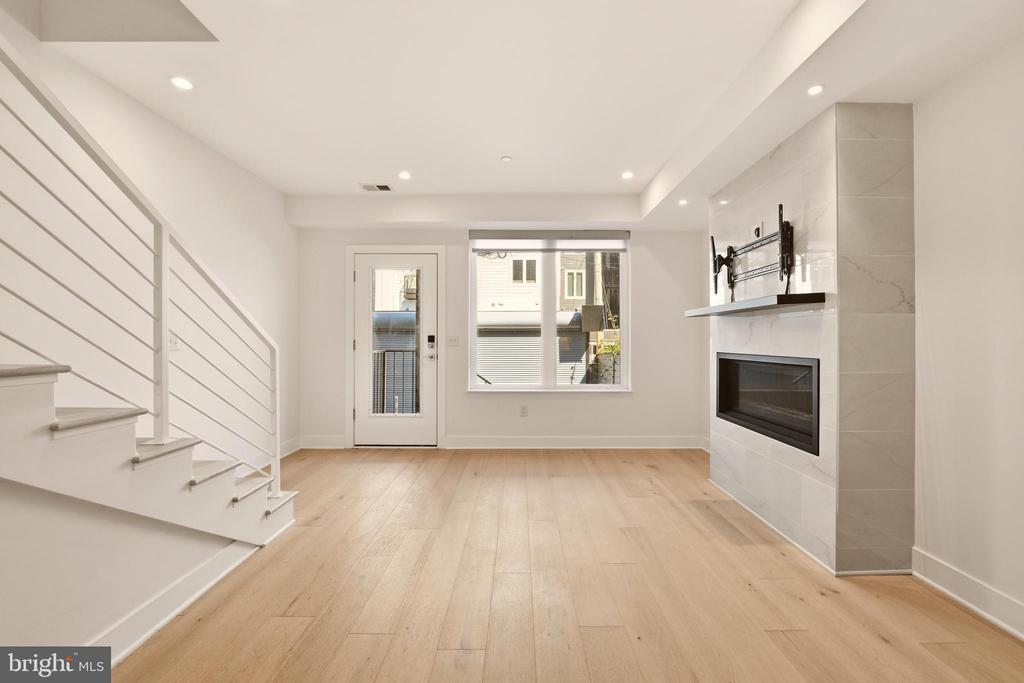 1023 16TH STREET NE Unit: B