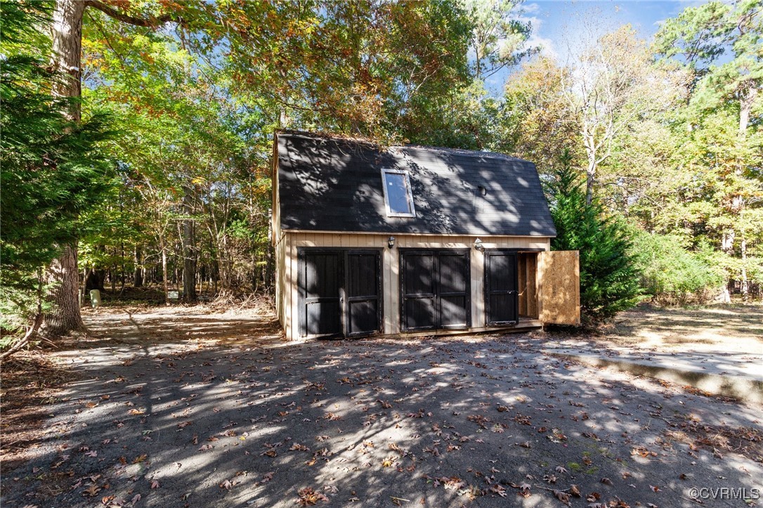 135 Hollyberry Ln