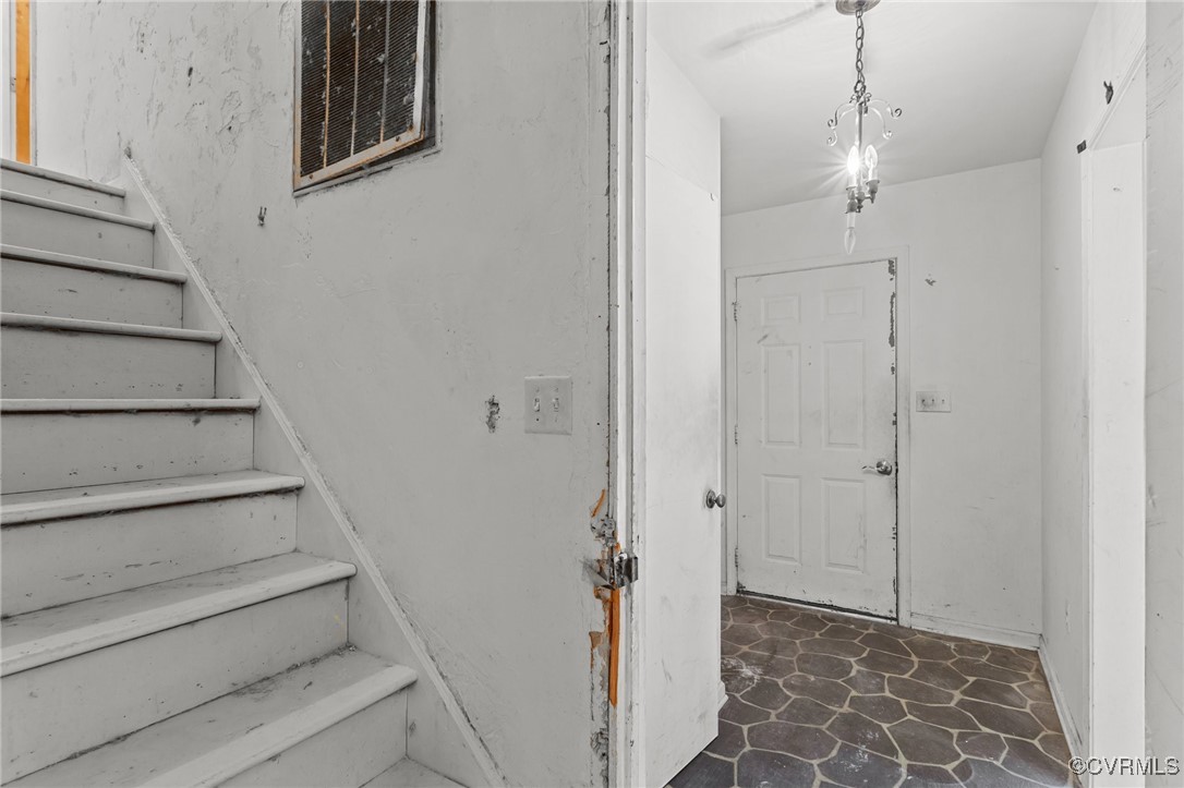135 Hollyberry Ln