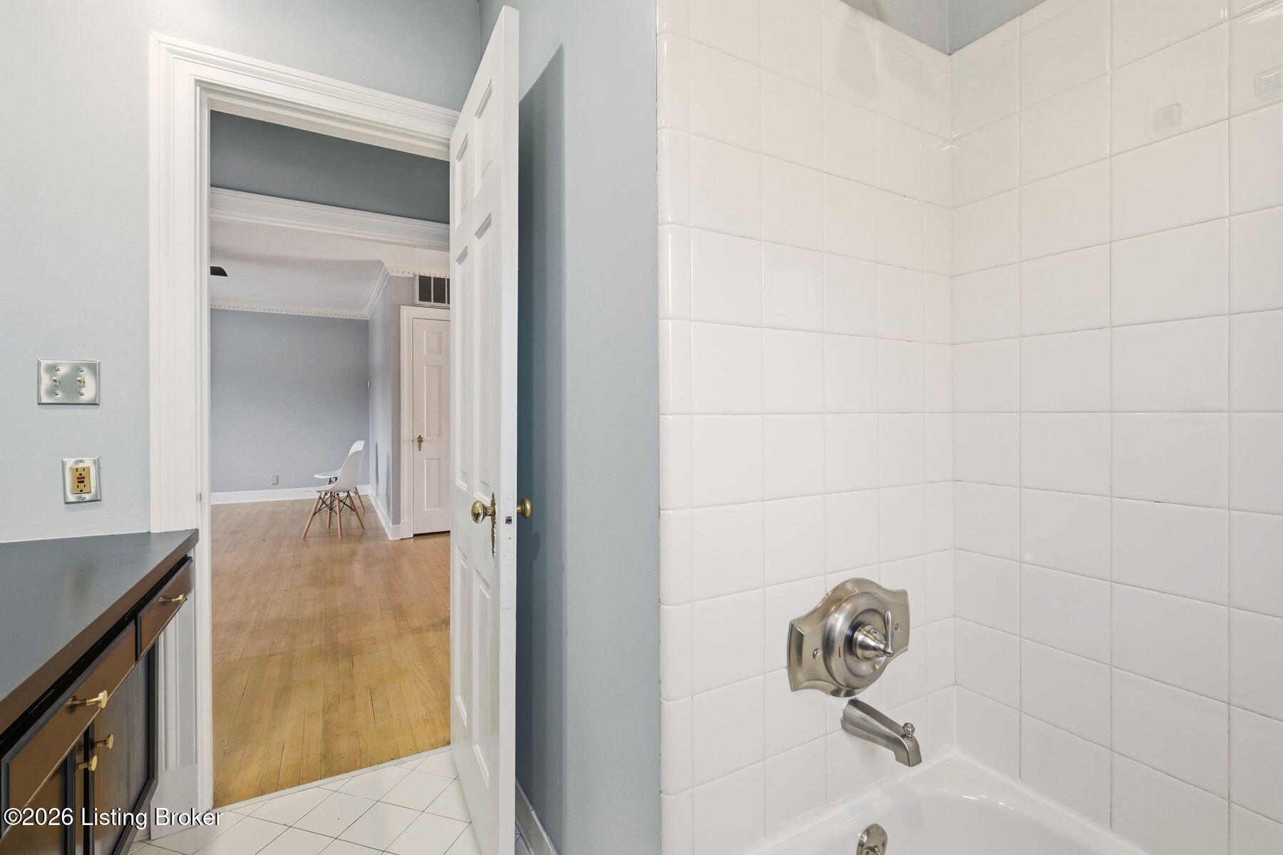 2126 Village Dr 5