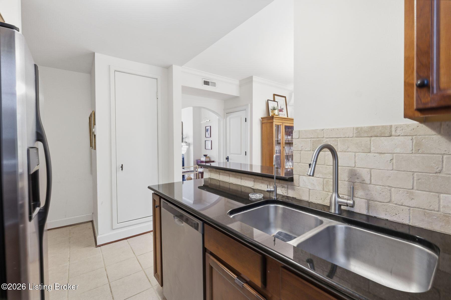 1601 Spring Dr 10