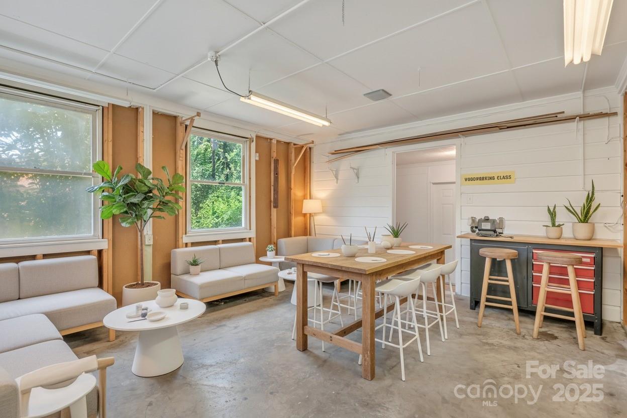 1123 Norland Road