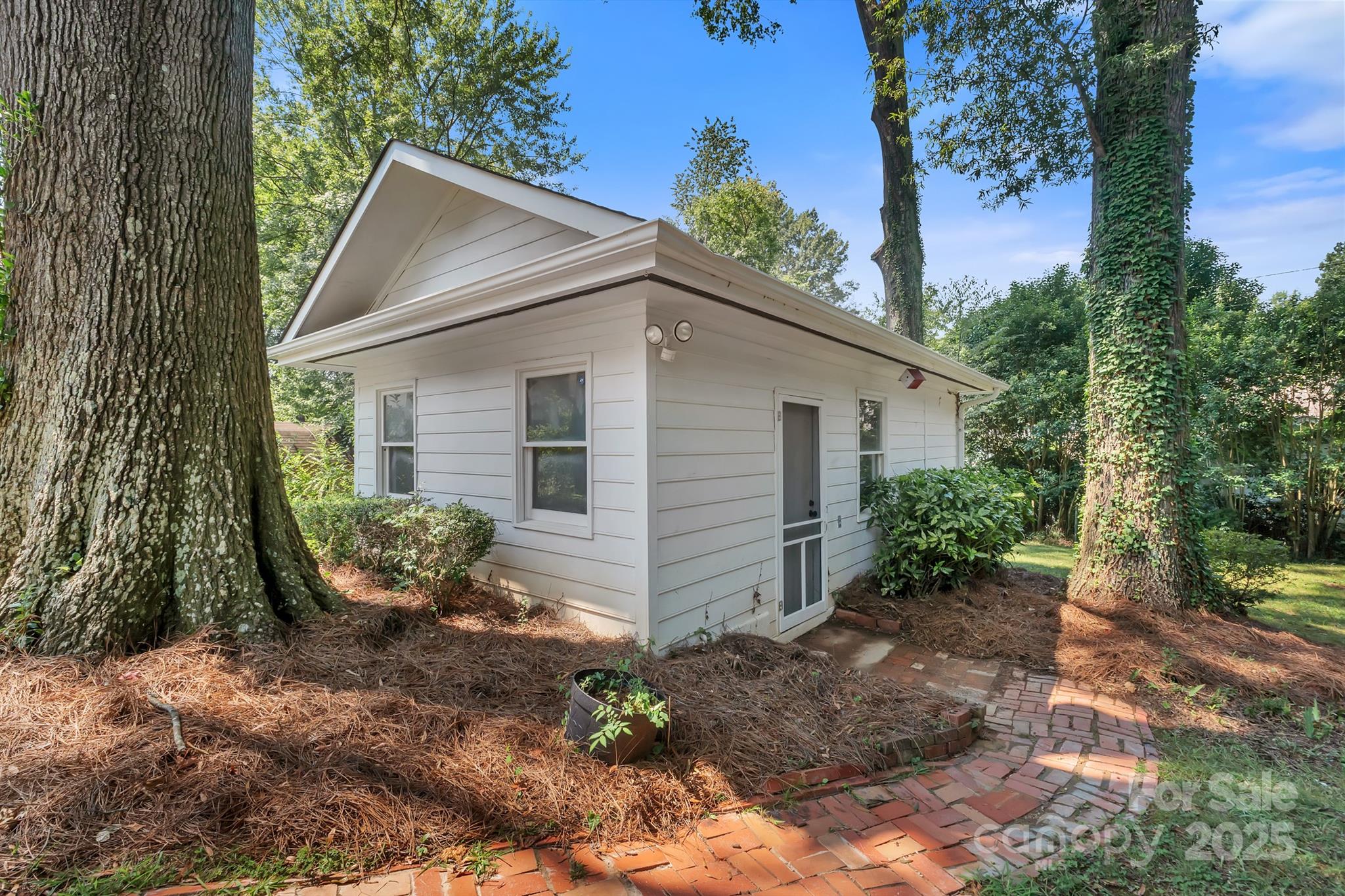 1123 Norland Road