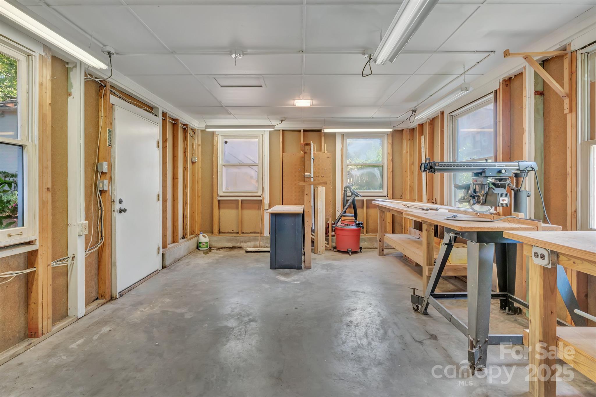 1123 Norland Road