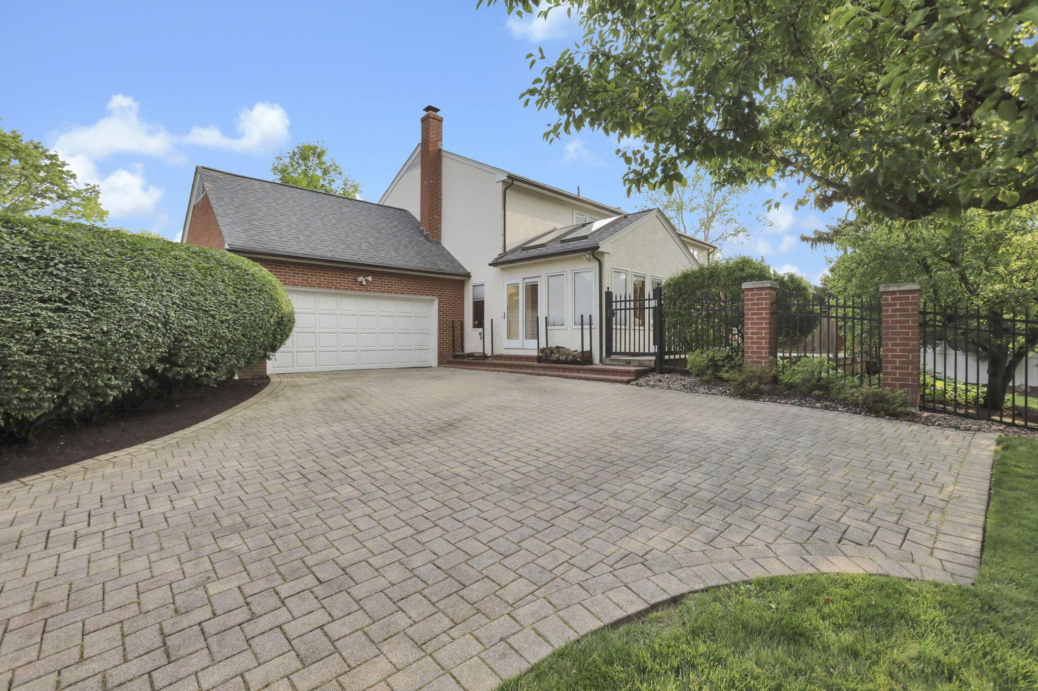 2560 Chartwell