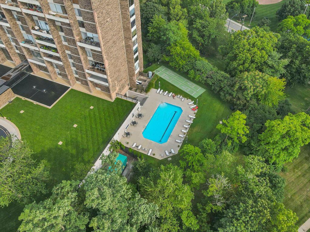 1000 Urlin Avenue, 511