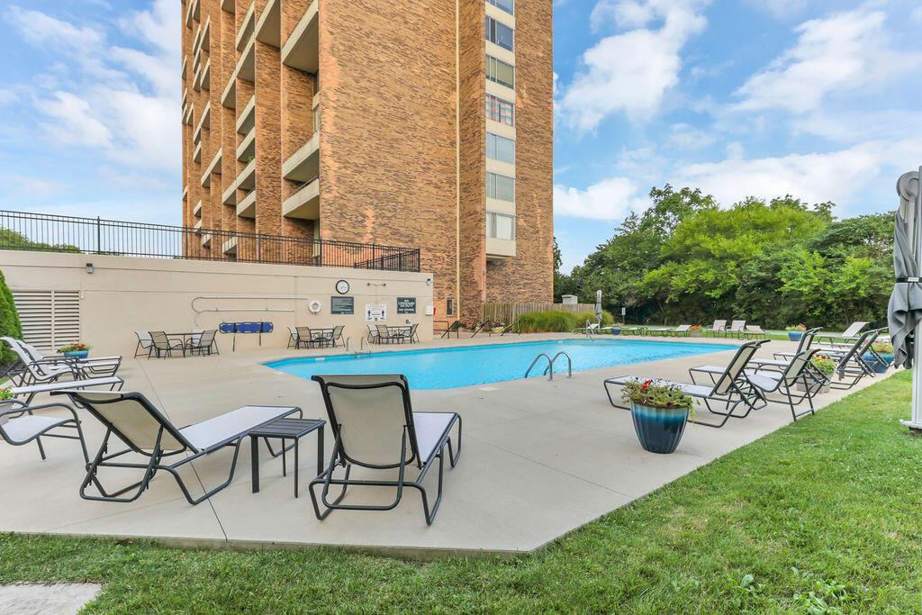 1000 Urlin Avenue, 511