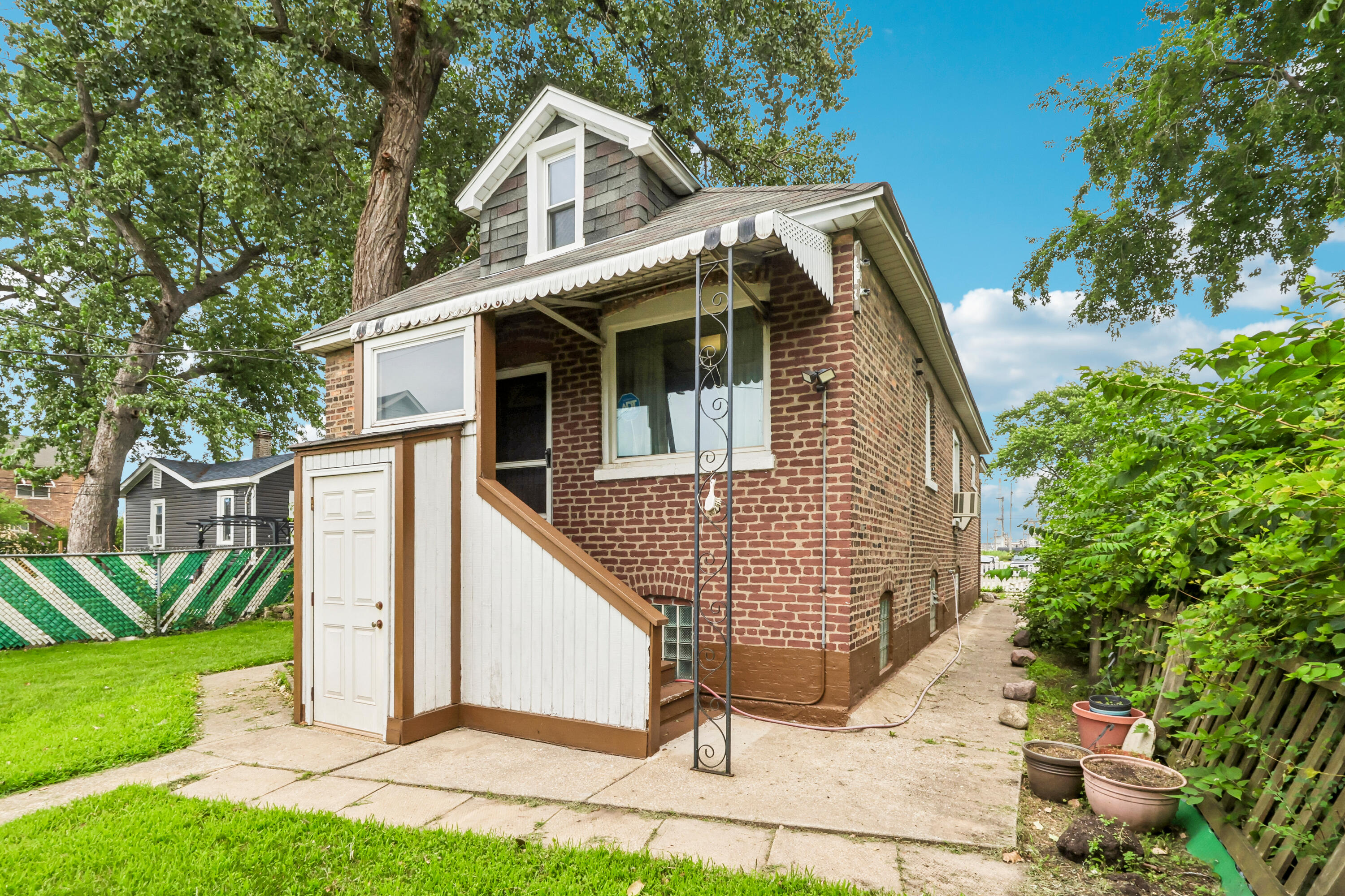 2256 White Oak Avenue