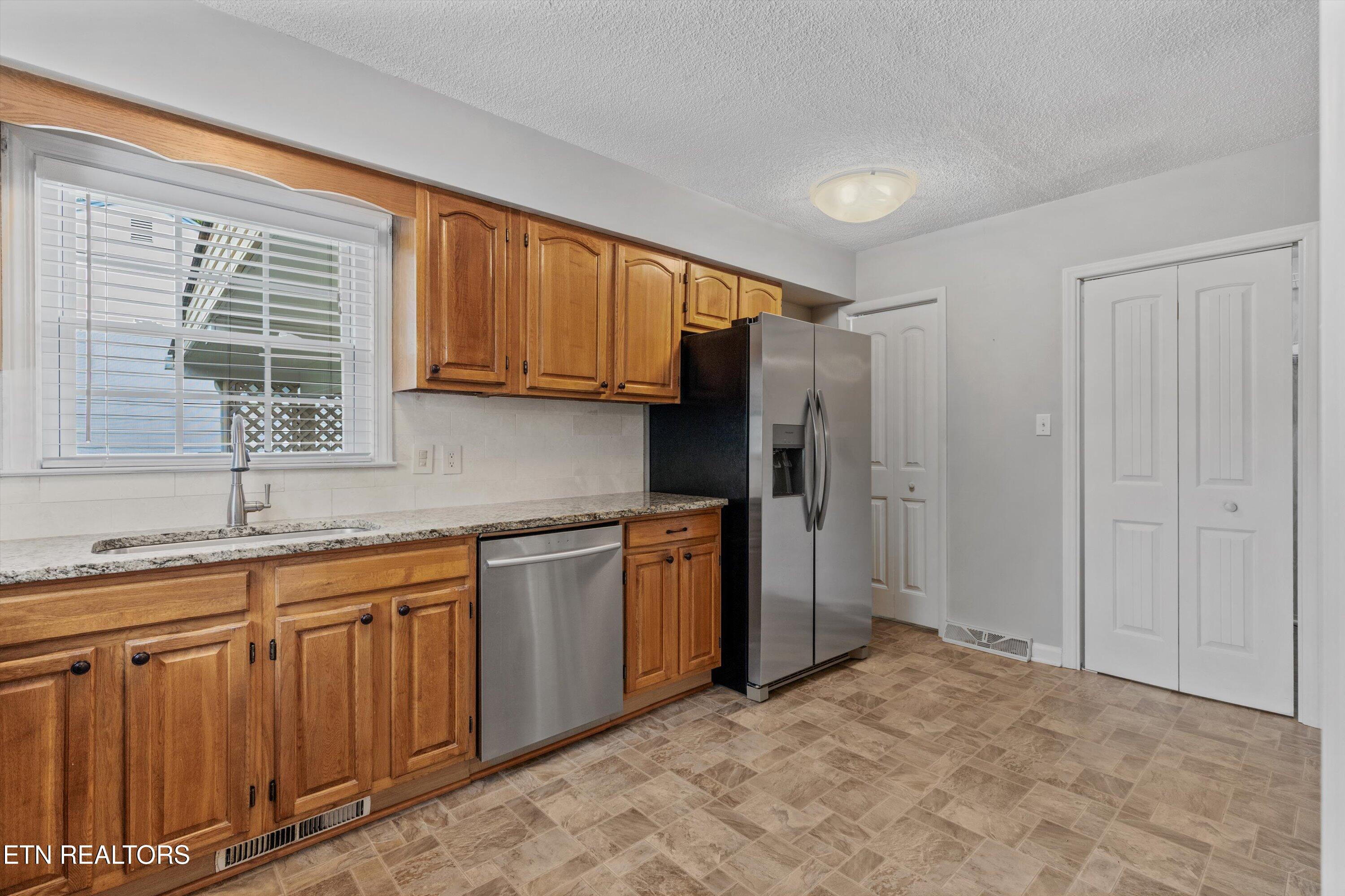 5702 Dogwood Rd