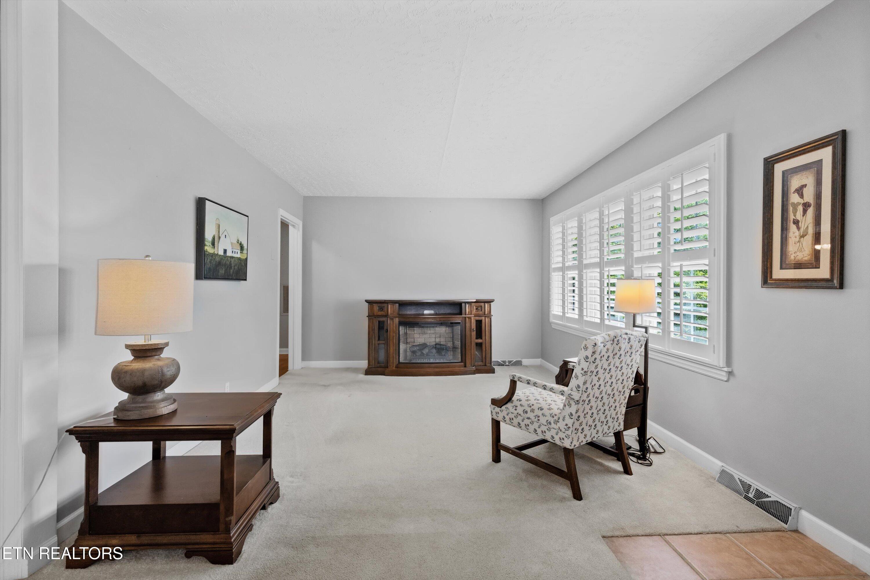 5702 Dogwood Rd