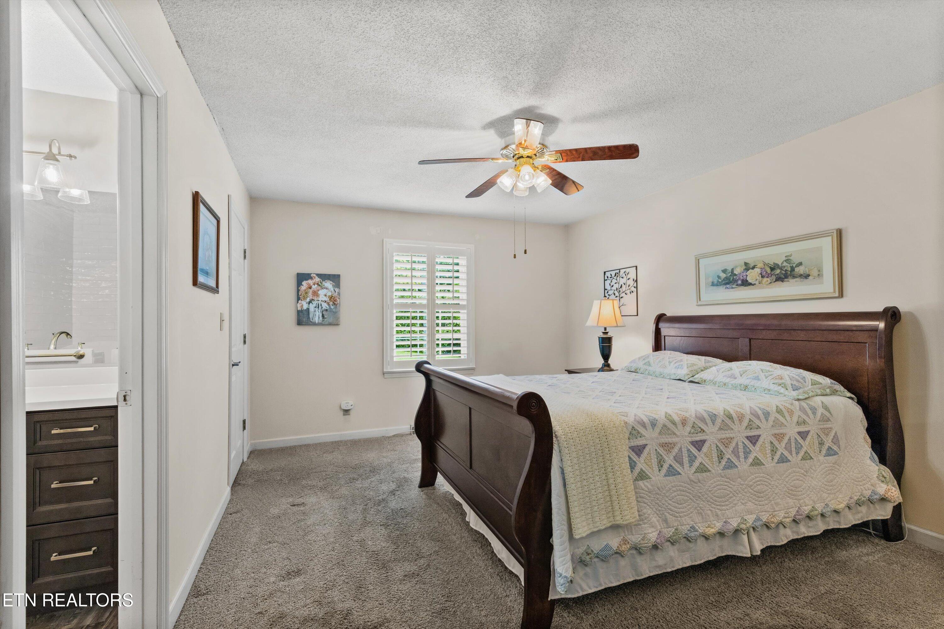 5702 Dogwood Rd