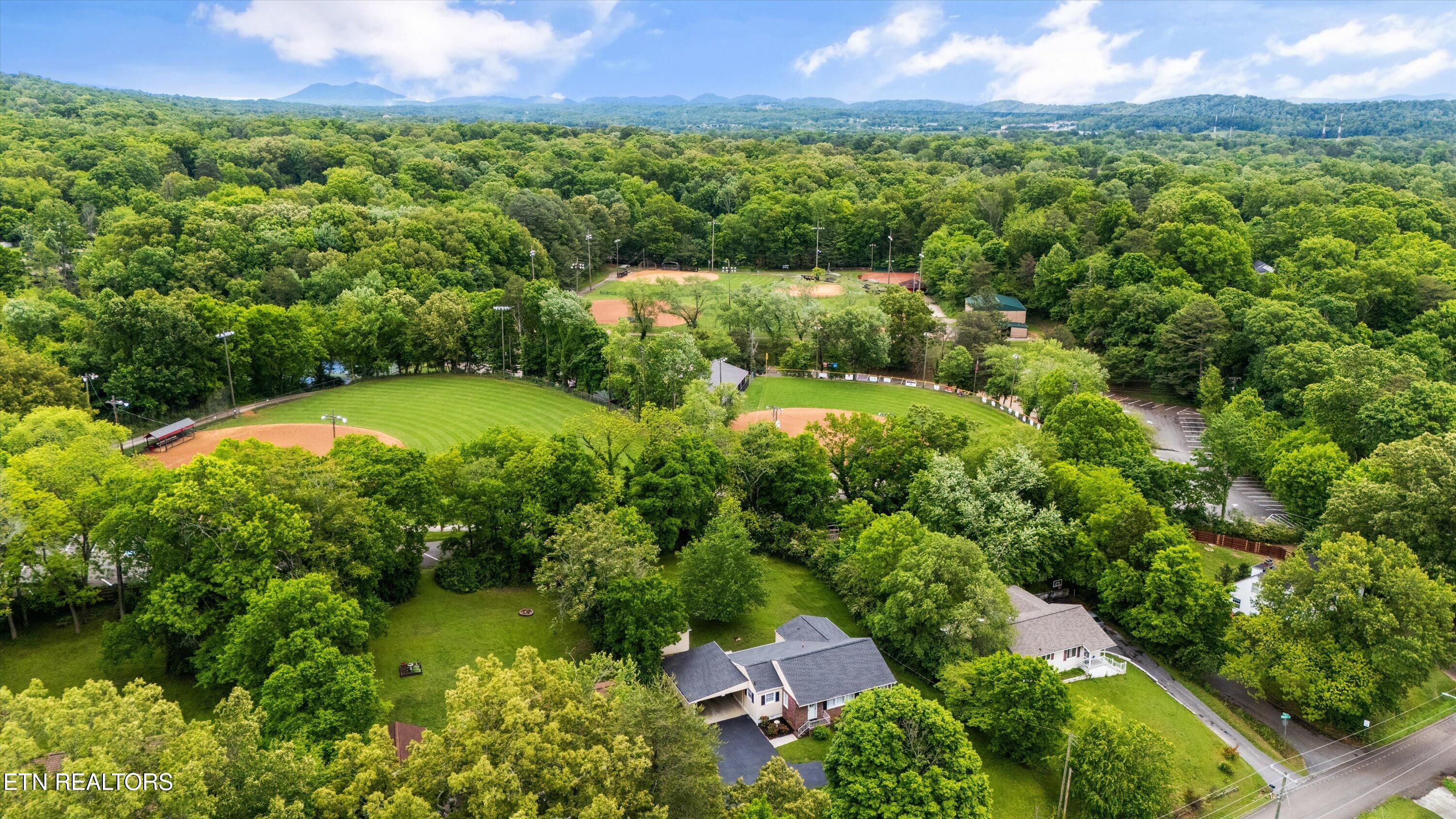 5702 Dogwood Rd