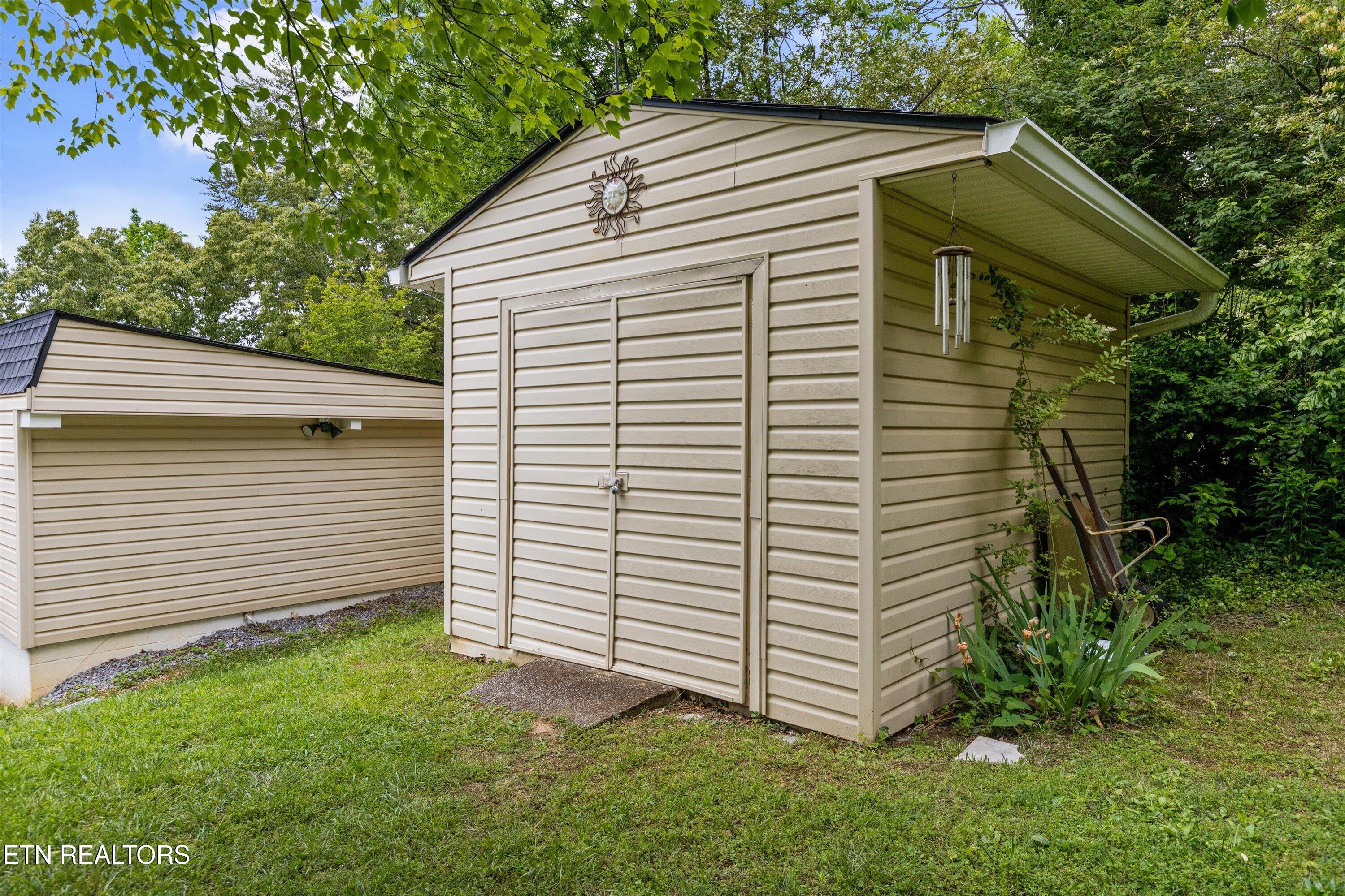 5702 Dogwood Rd