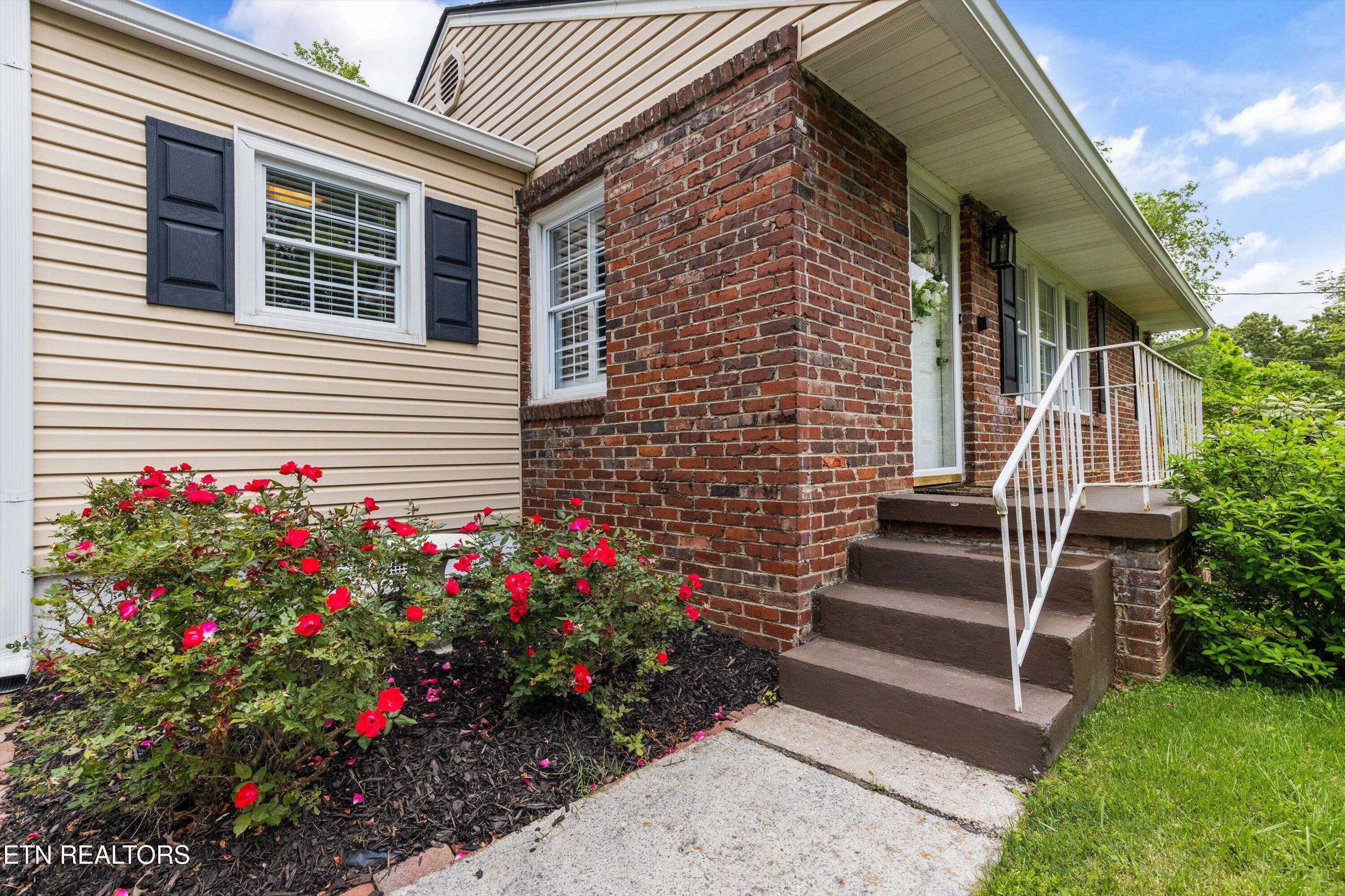 5702 Dogwood Rd