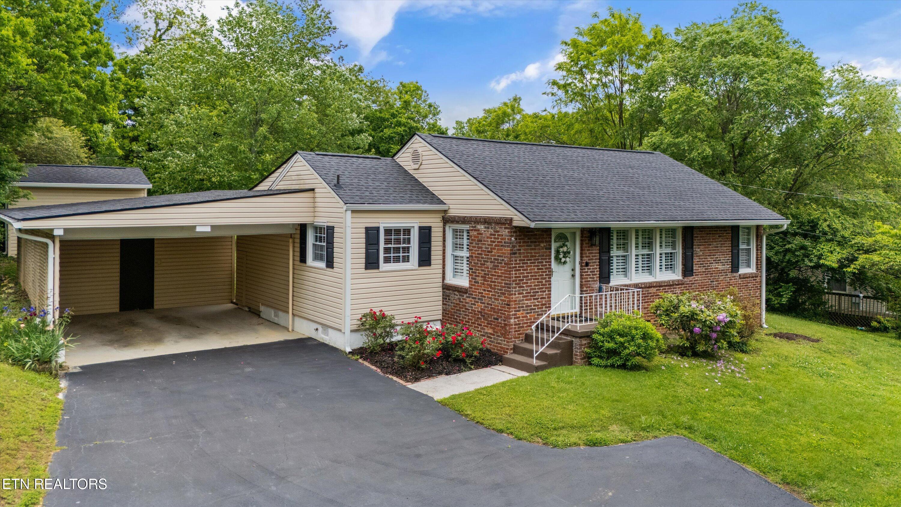 5702 Dogwood Rd