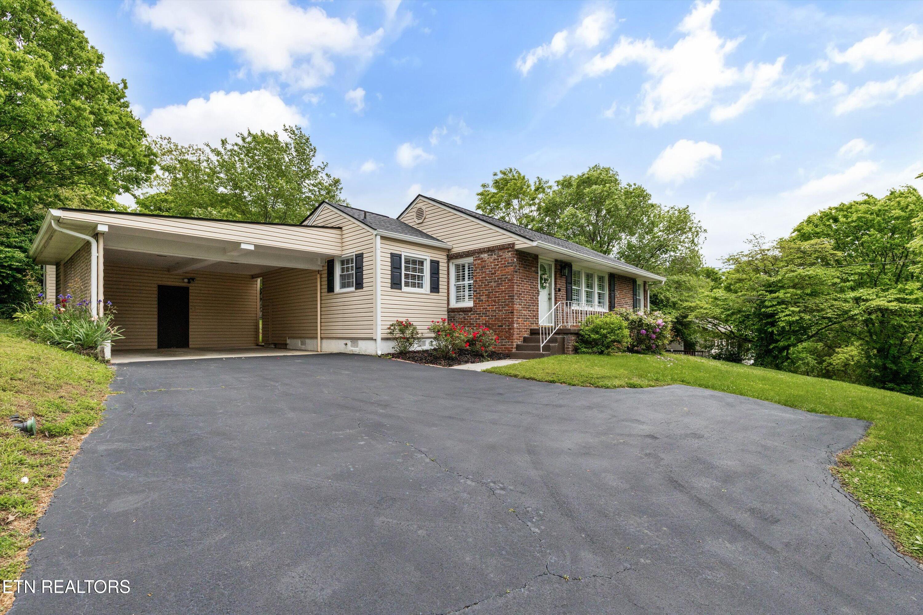 5702 Dogwood Rd