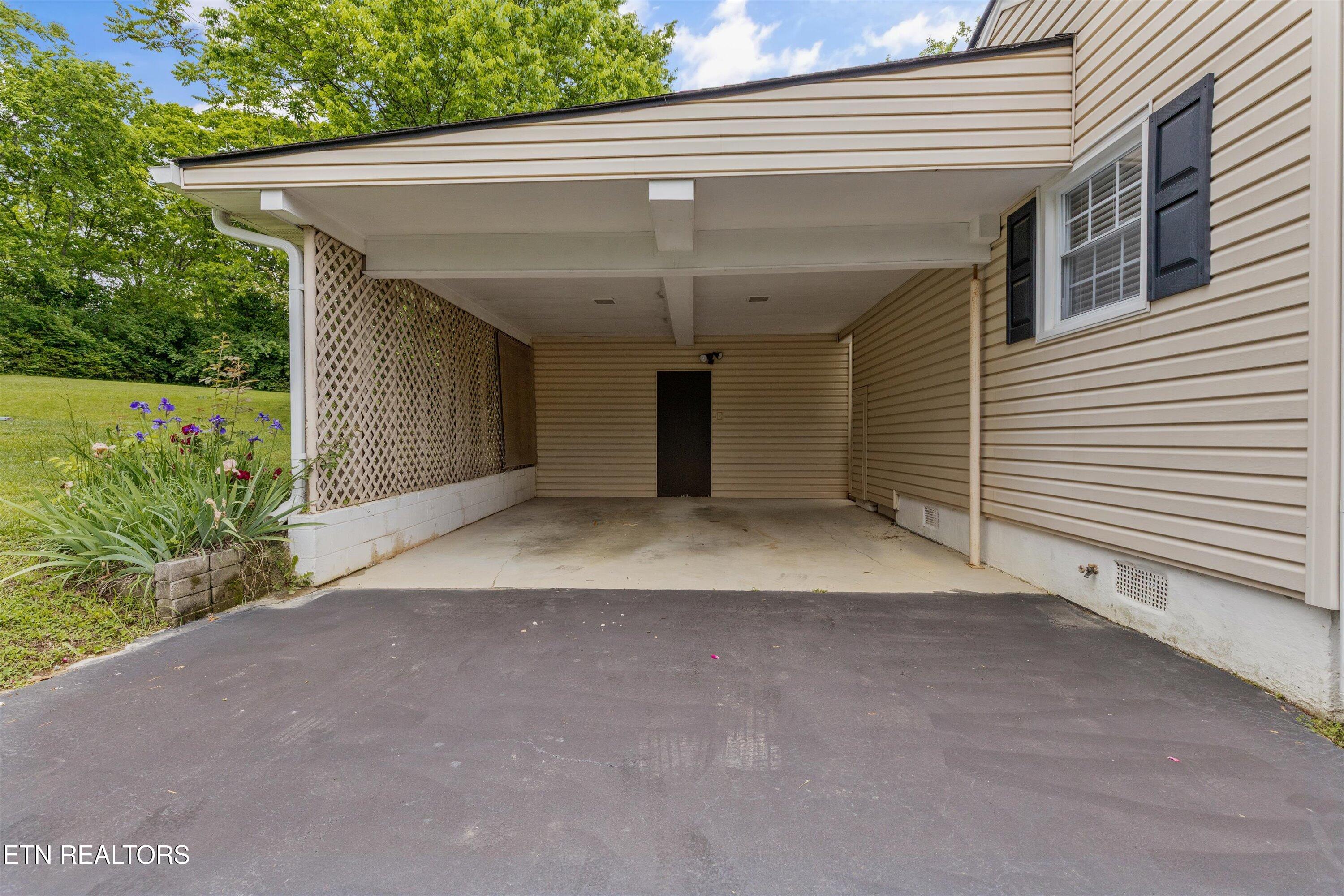 5702 Dogwood Rd
