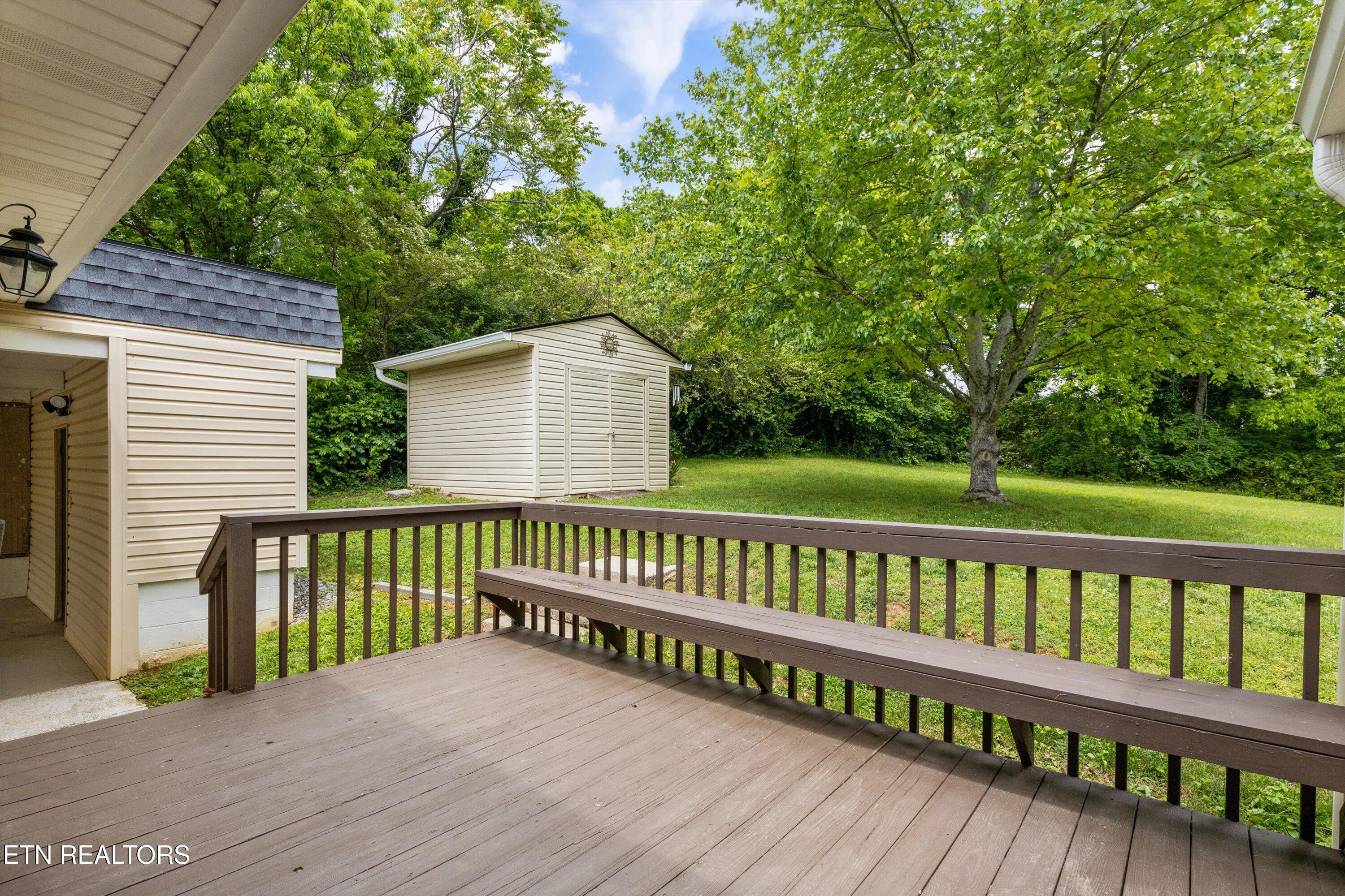 5702 Dogwood Rd