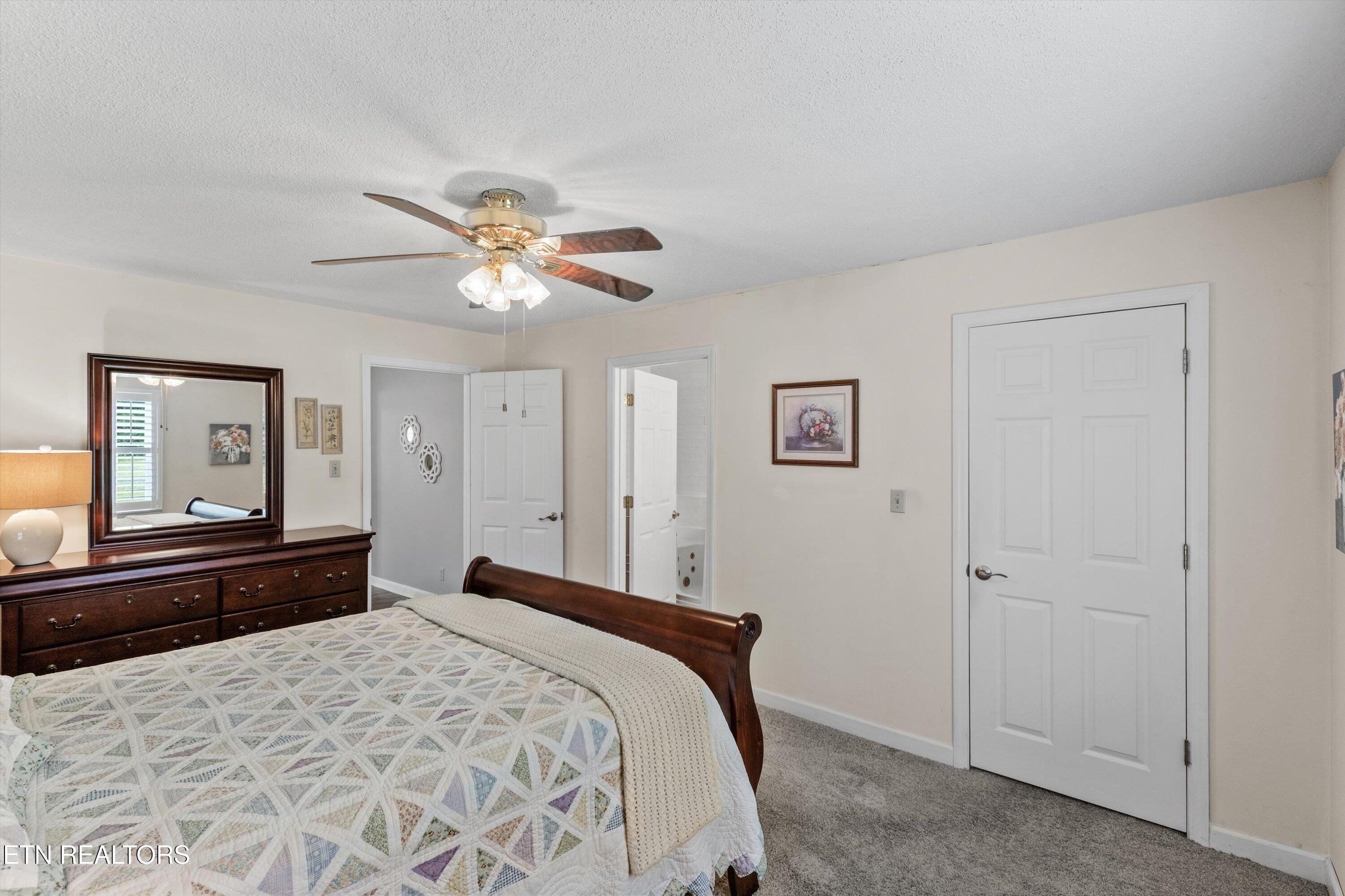 5702 Dogwood Rd
