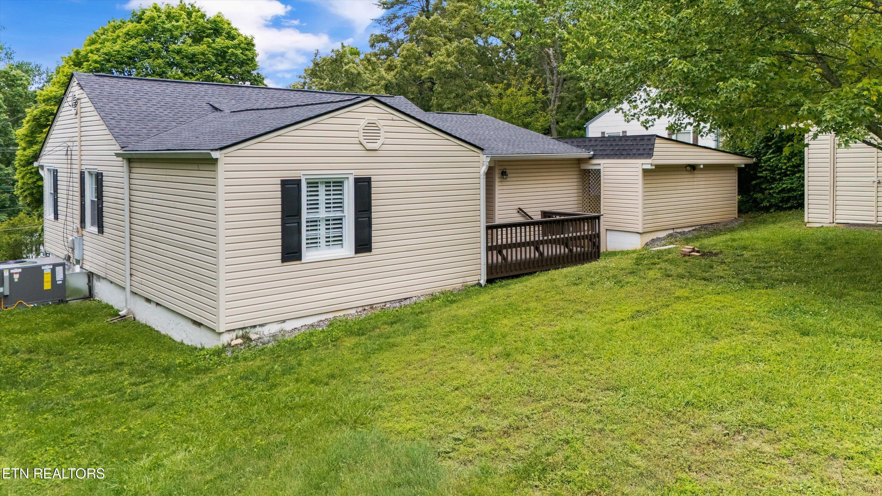 5702 Dogwood Rd
