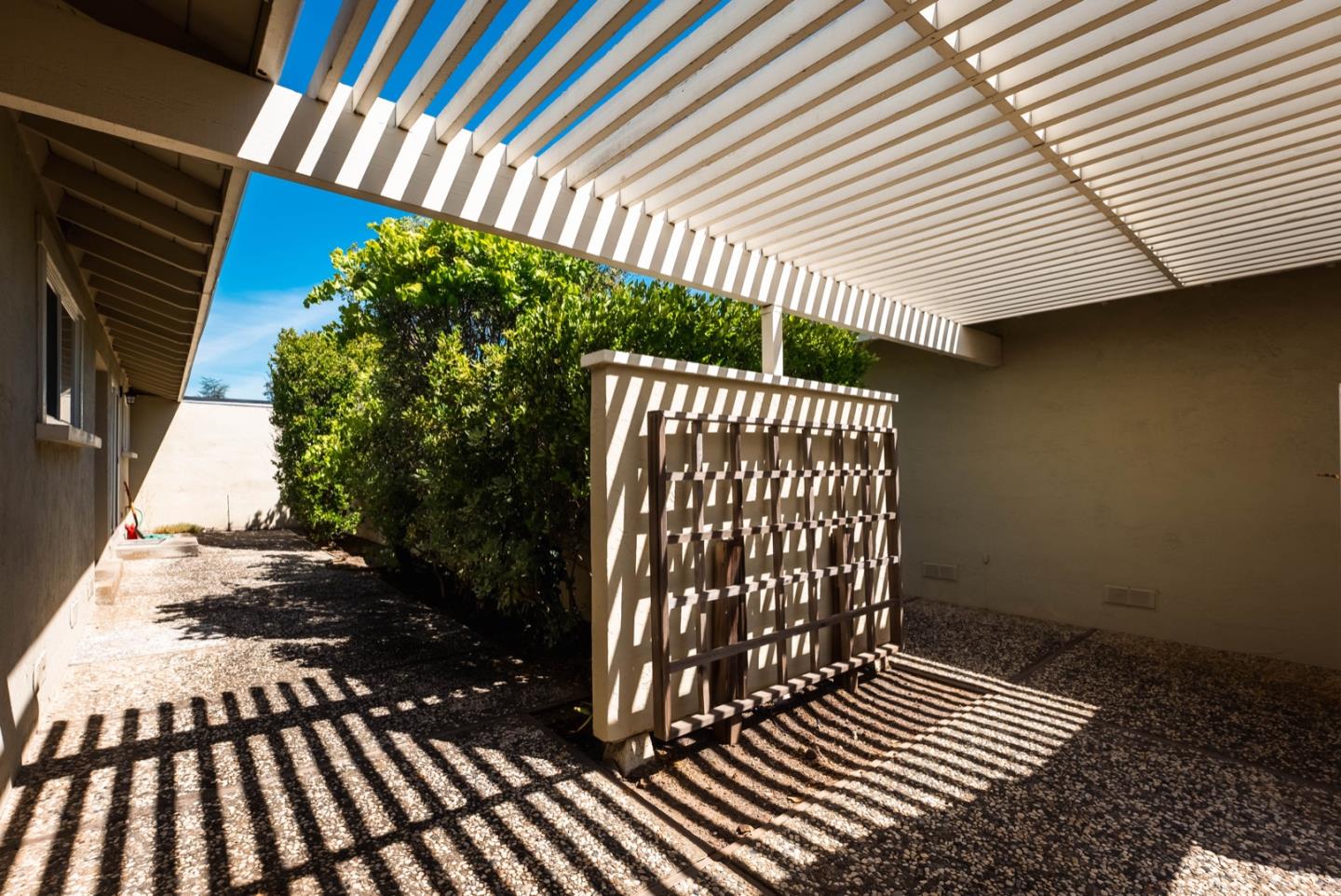 6581-6583 Crown BLVD