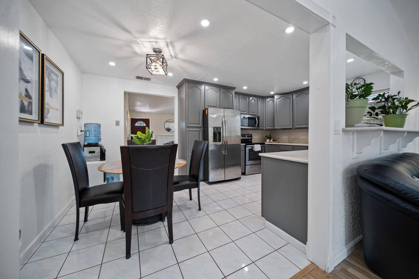 1634 Rue Avati