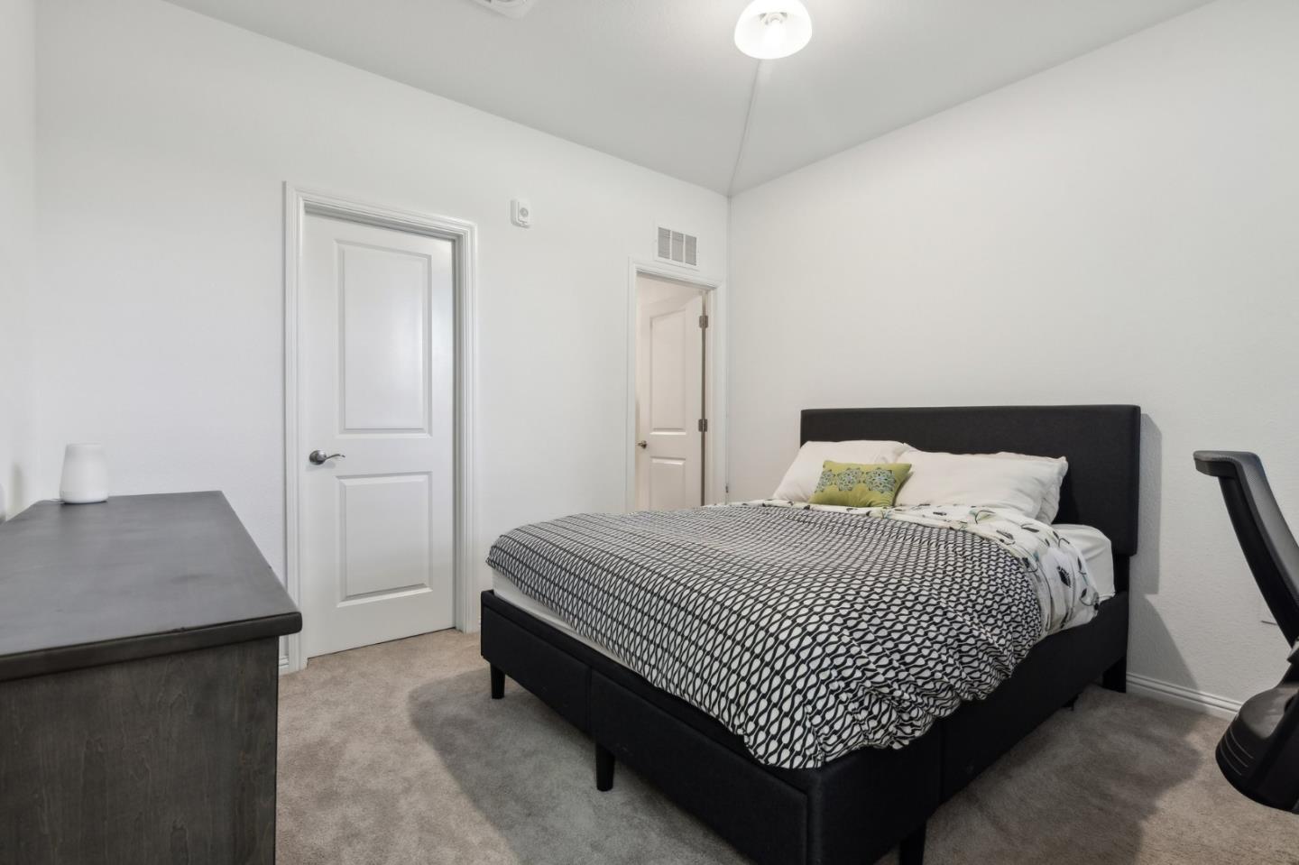 6809 Shutter CT