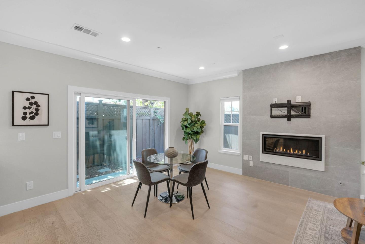 1643 Monroe