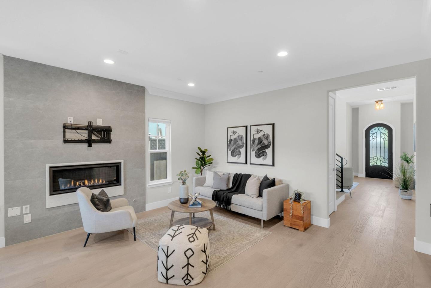 1643 Monroe