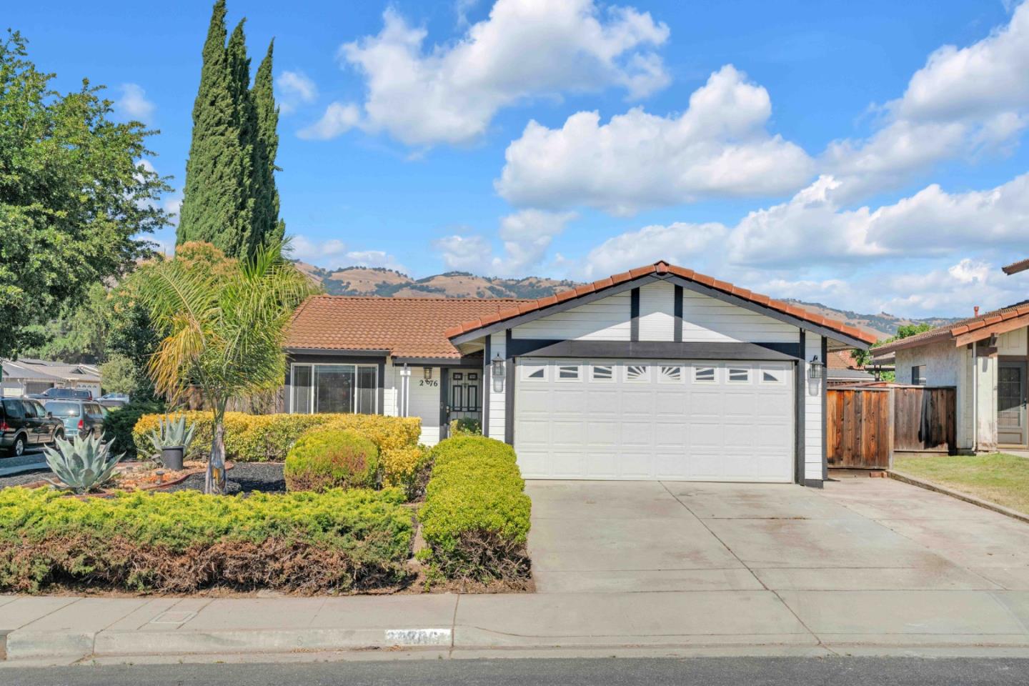 2876 2876 White Acres Drive