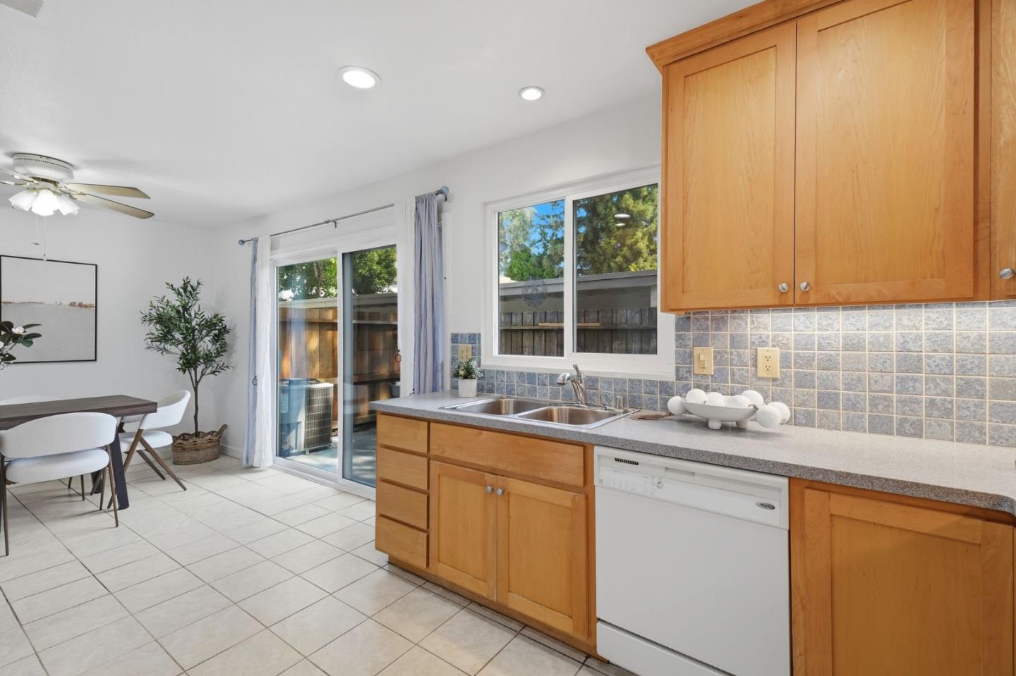 139 Aguacate CT