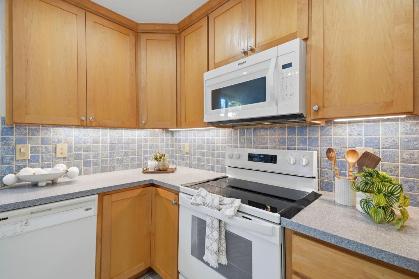 139 Aguacate CT