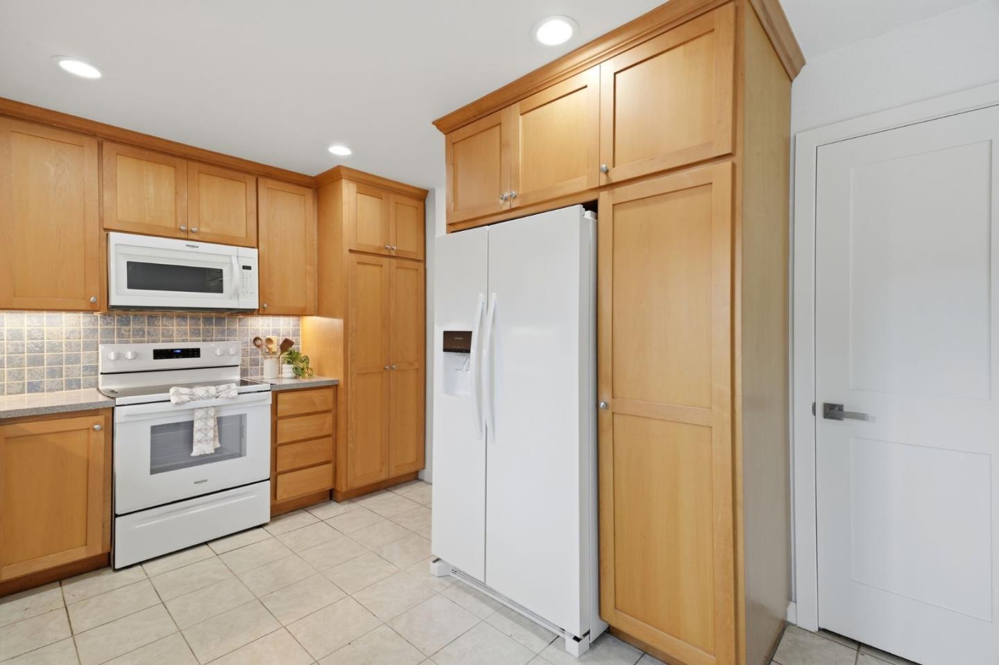 139 Aguacate CT