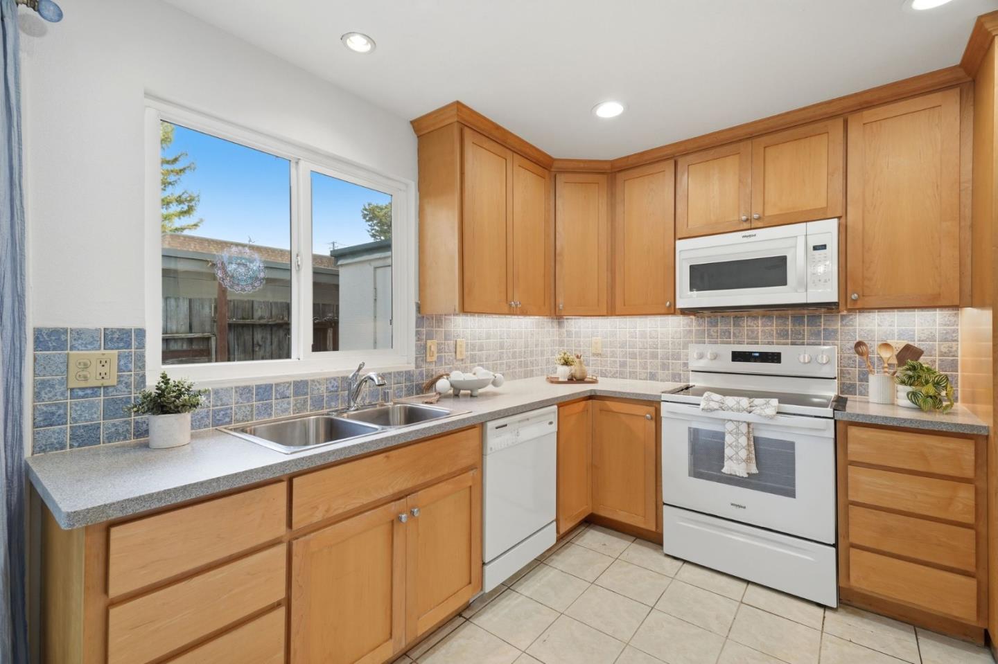 139 Aguacate CT