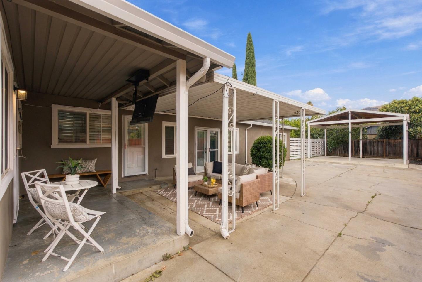 242 Laumer AVE