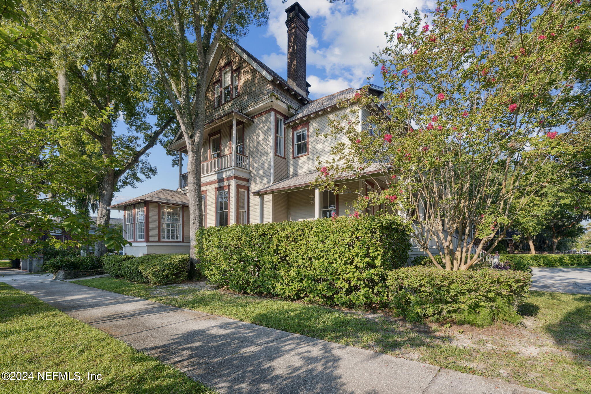 2114 OAK Street
