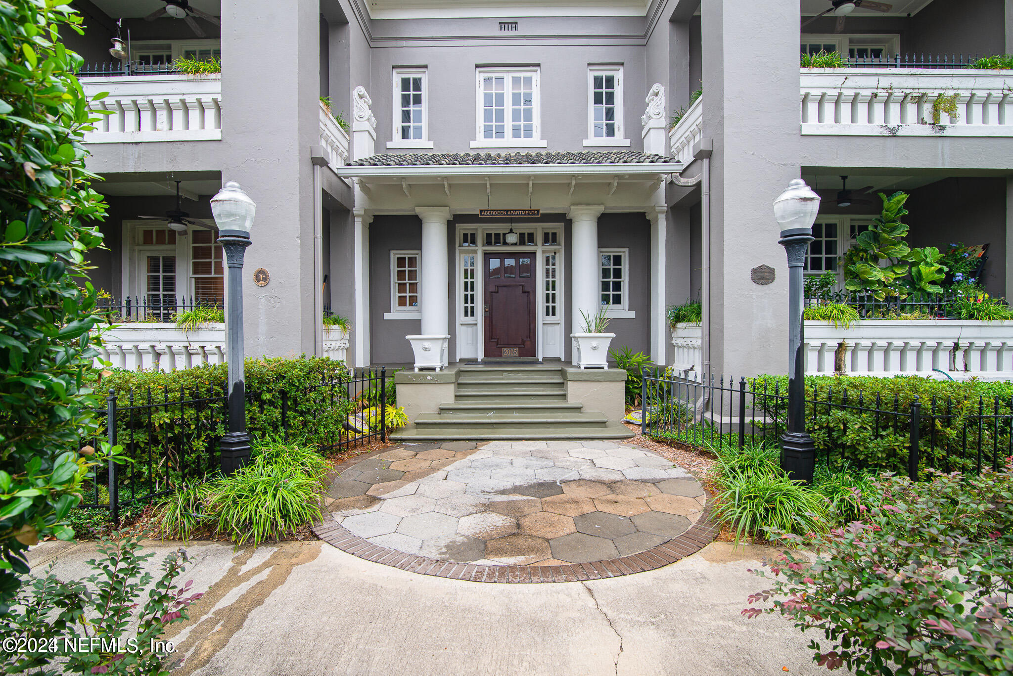 2005 HERSCHEL Street, 2