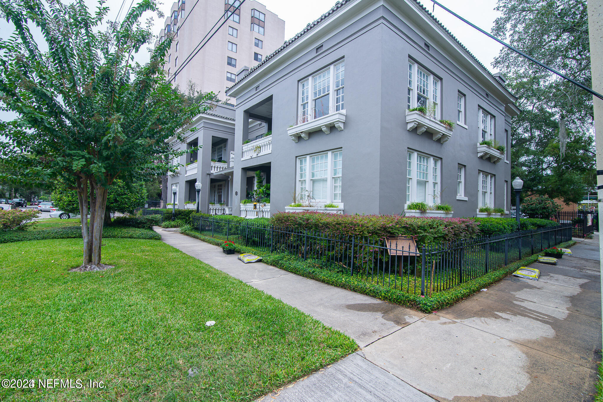 2005 HERSCHEL Street, 2
