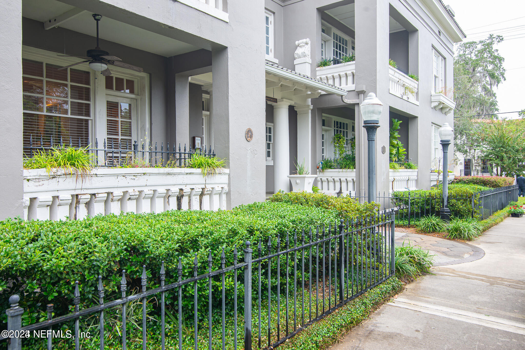 2005 HERSCHEL Street, 2
