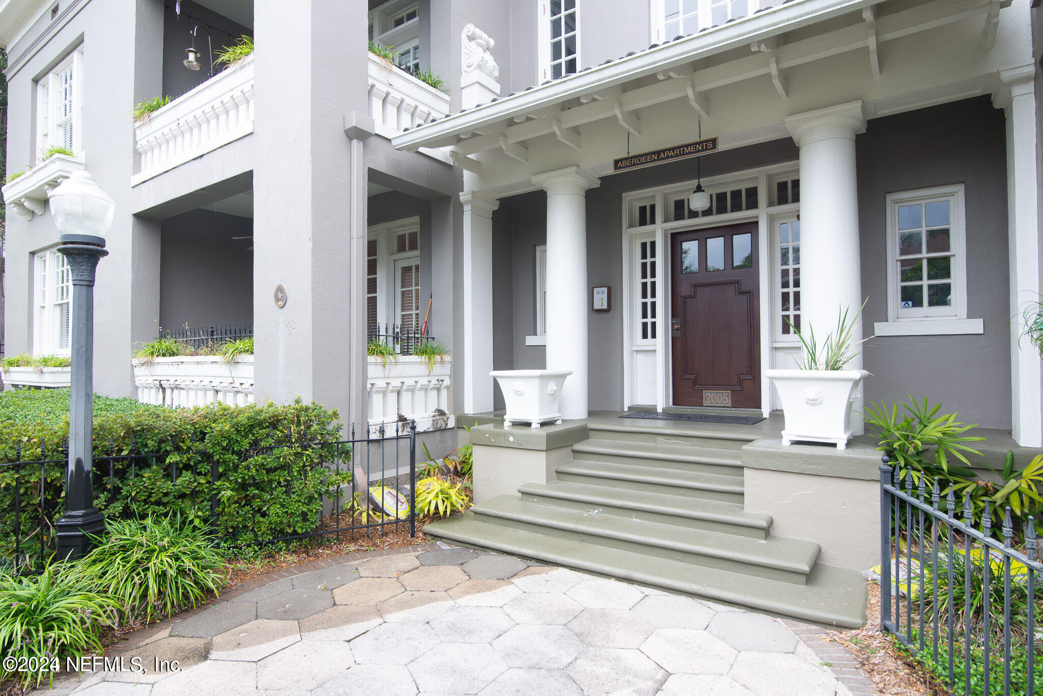 2005 HERSCHEL Street, 2