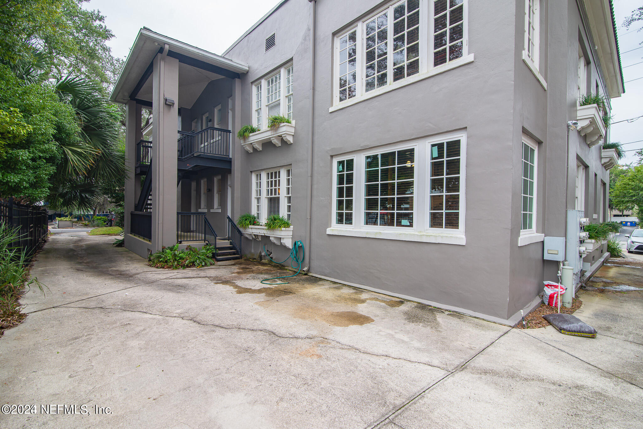 2005 HERSCHEL Street, 2