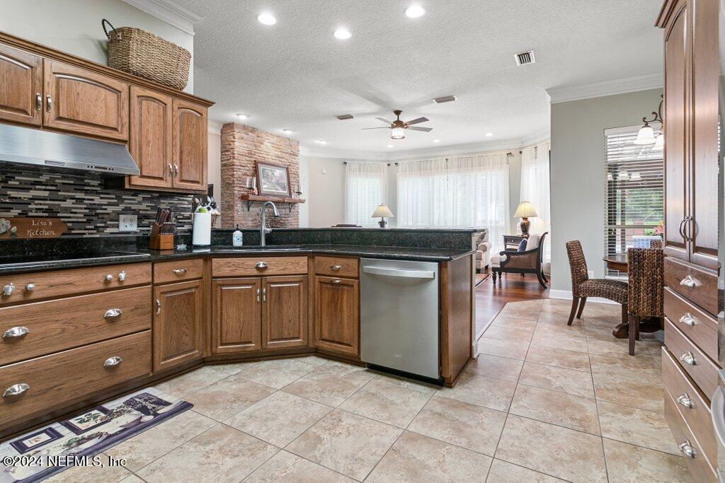 7436 WOODLAWN Road