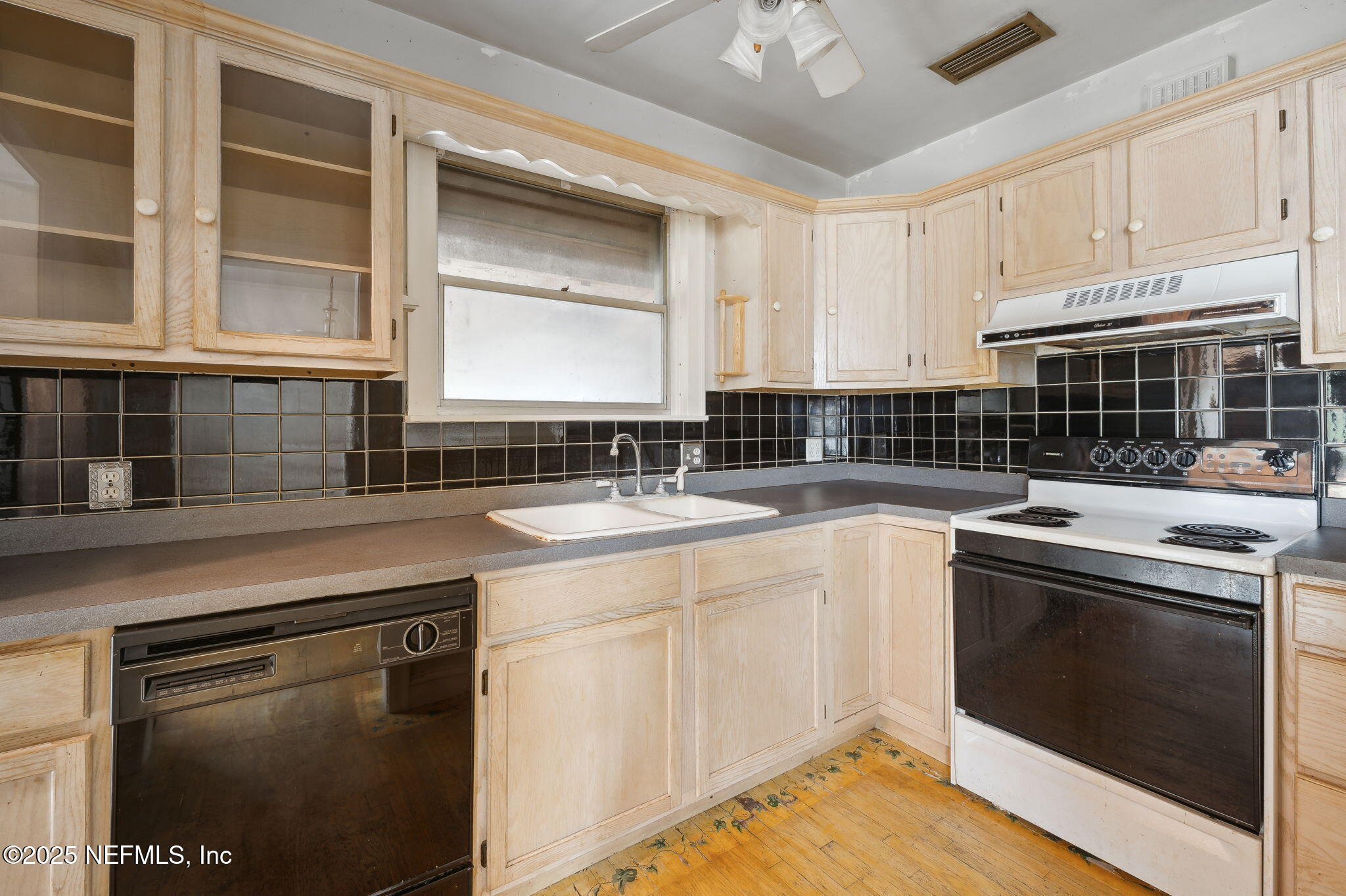 2212 REDFERN Road