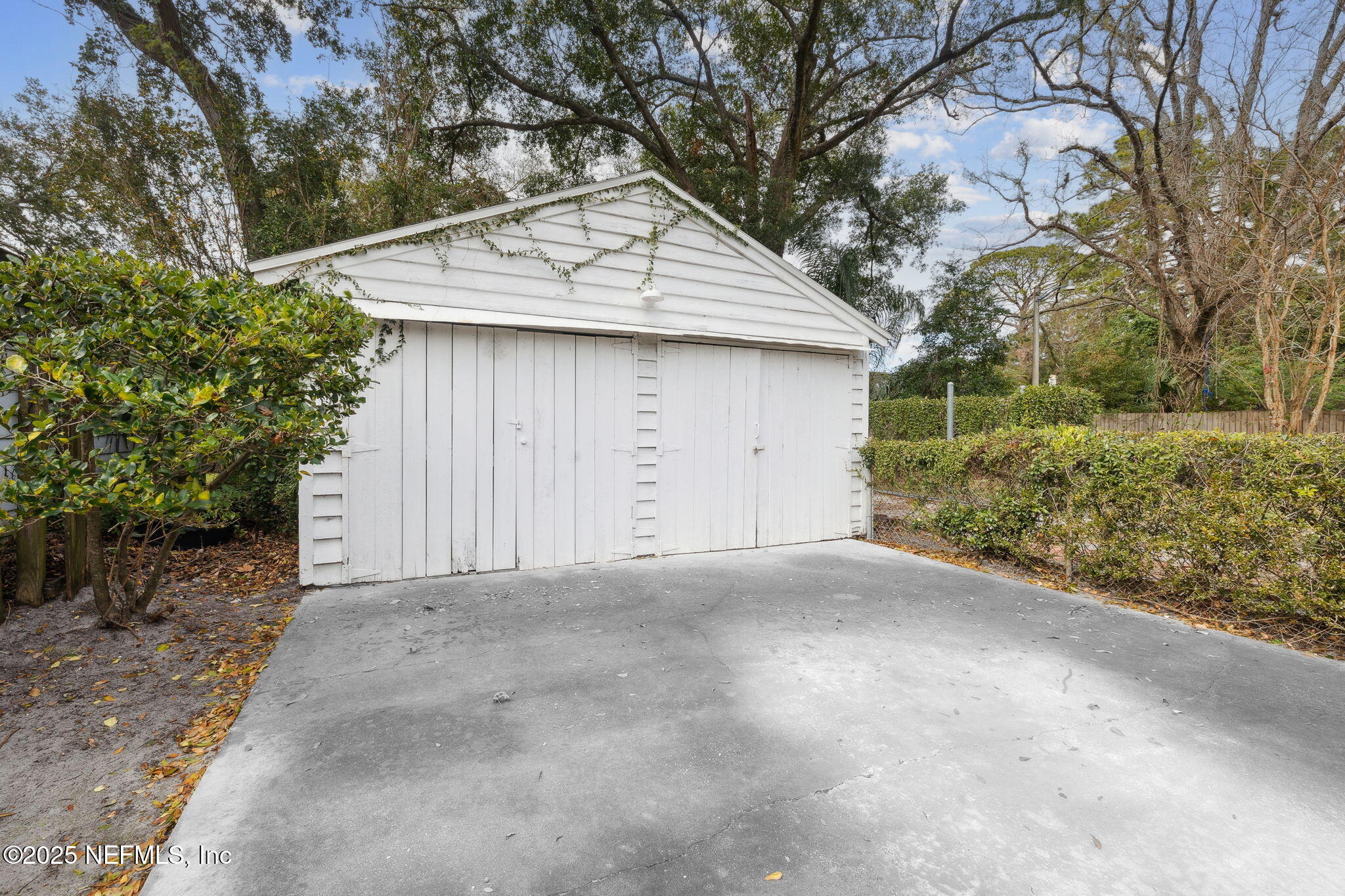2212 REDFERN Road