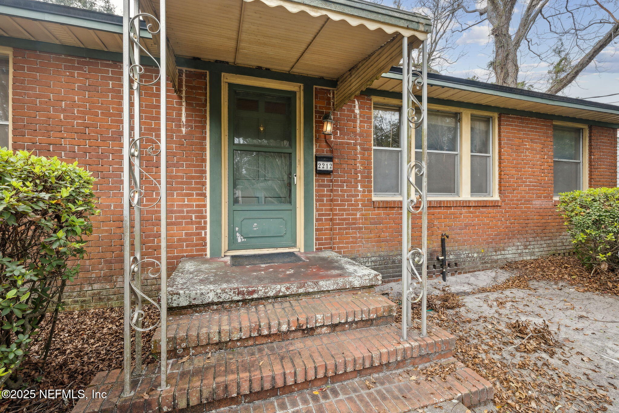 2212 REDFERN Road