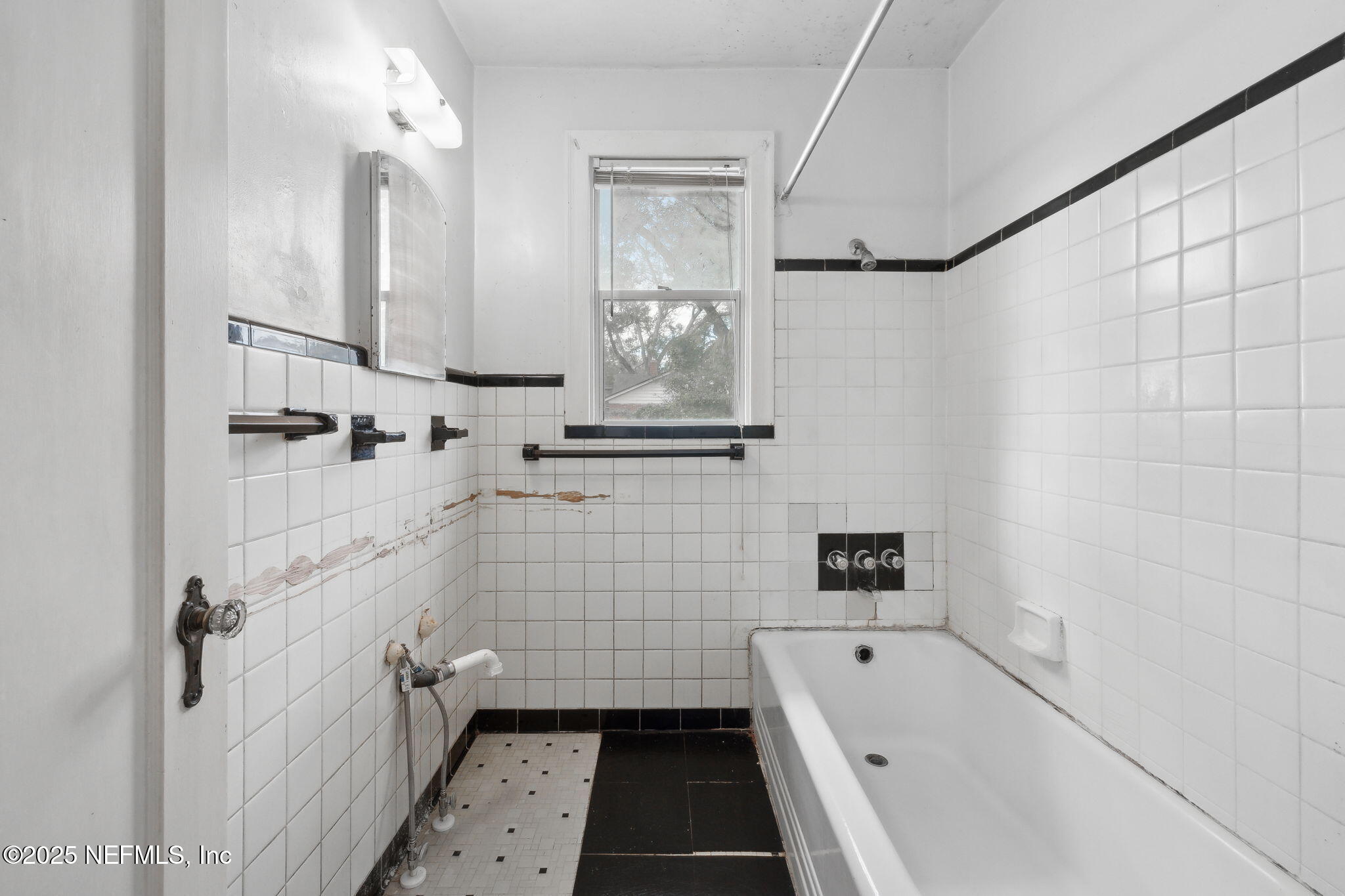 2212 REDFERN Road