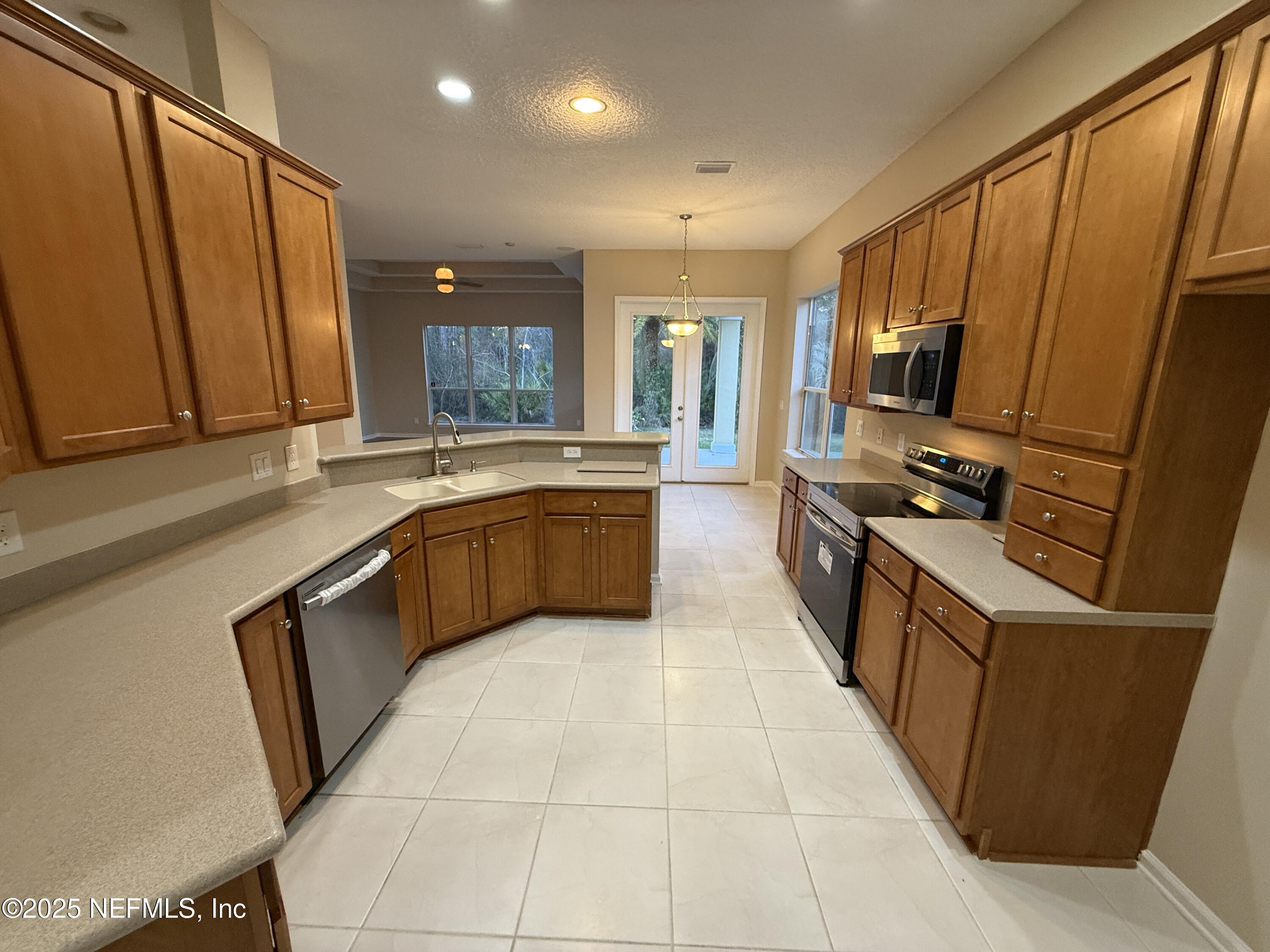 3549 VICTORIA LAKES Drive W