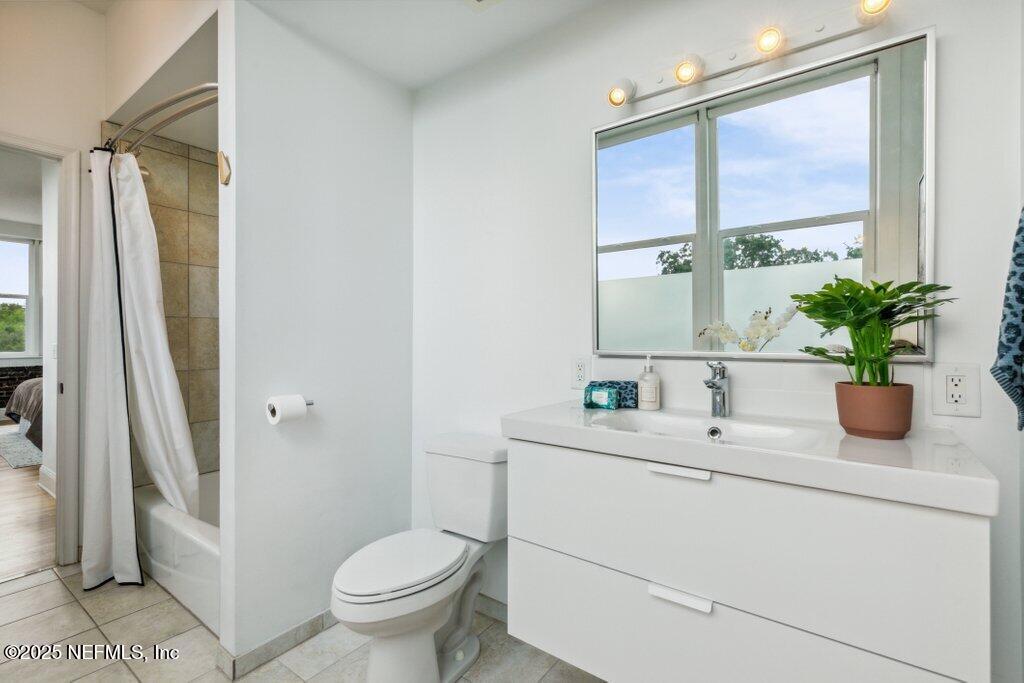 2525 COLLEGE Street, 2305