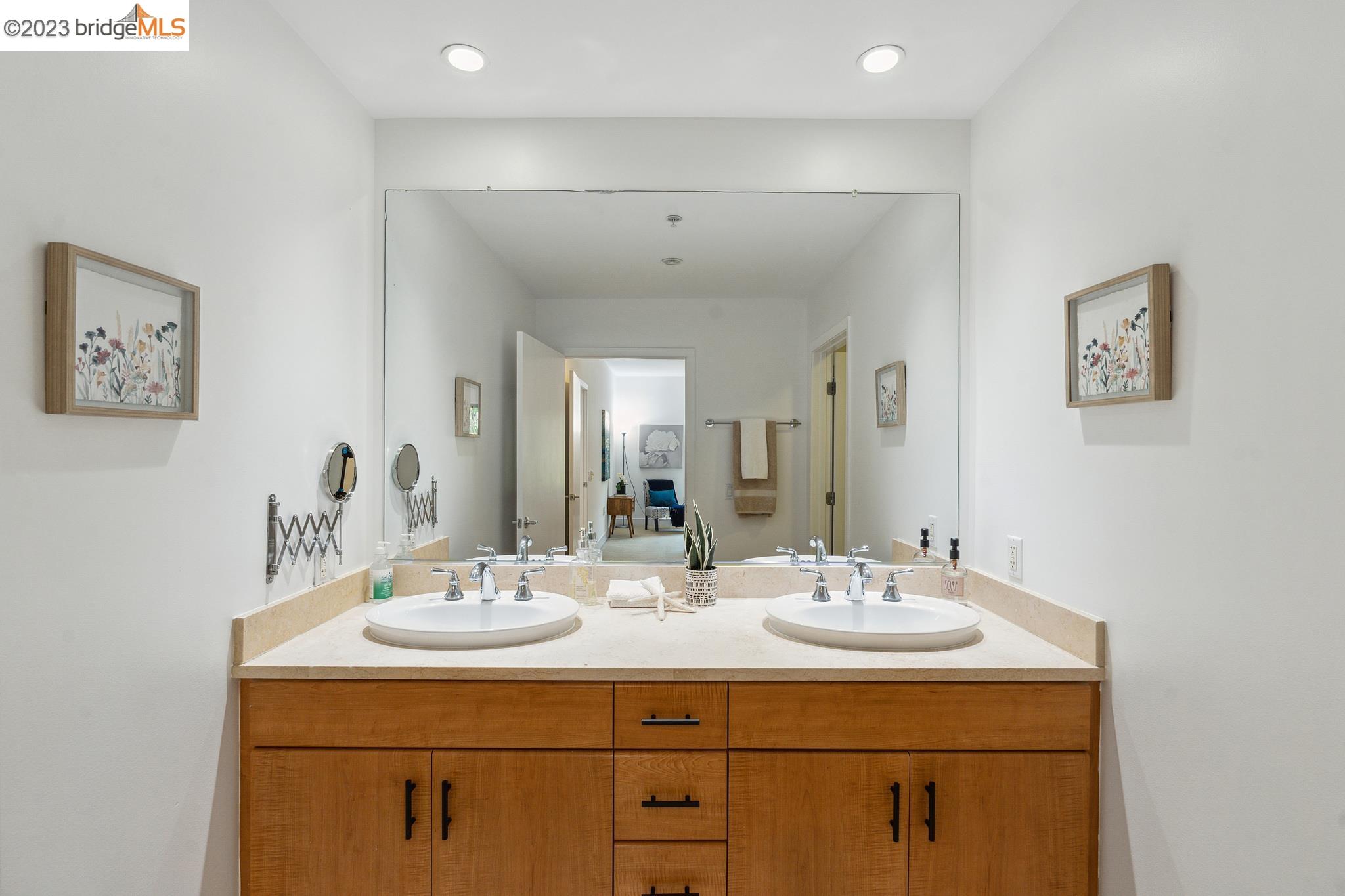 438 W Grand Ave # 520