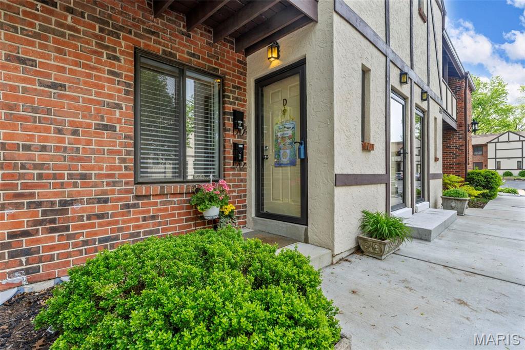 321 Barrington Square Unit: D